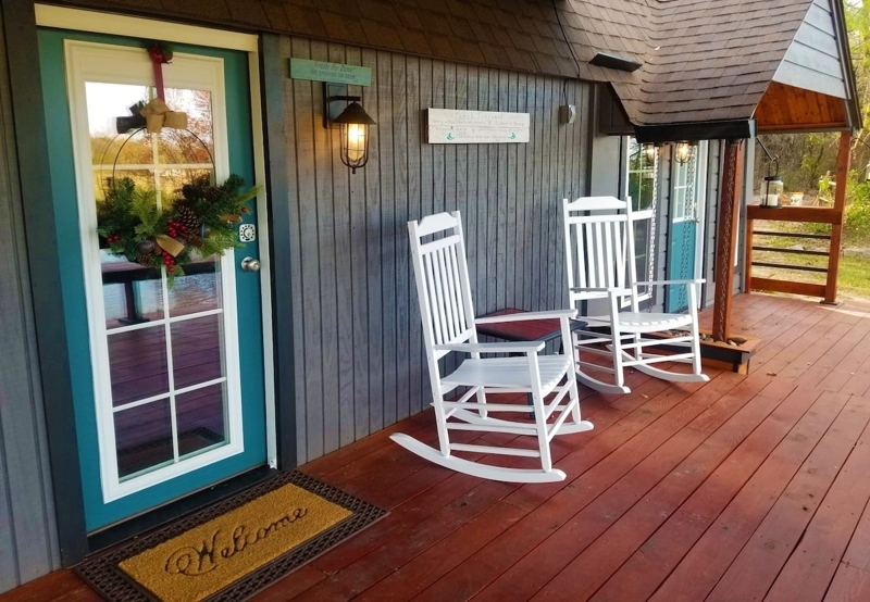 Charming cozy cabin: Stocked pond, firepit, games