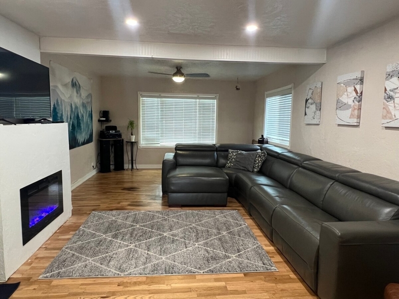 Cozy 3BDR Home - Free 110v Tesla Charging - Solar!