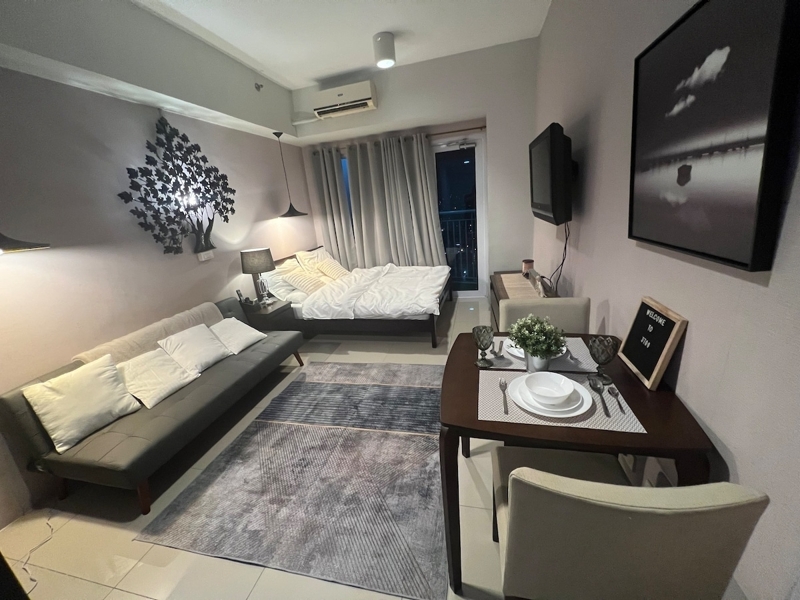Cozy Makati Condo  w/balcony and view