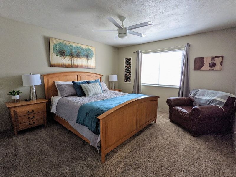 Master bedroom (King bed)