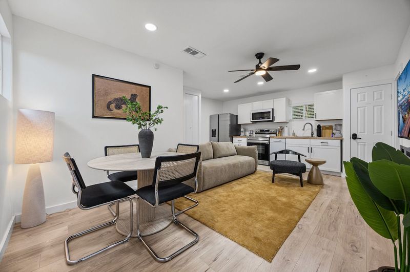 Central Austin 2BR with yard and free parking