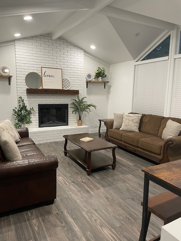 4 Bdrm 6 Bed Clean Pet Friendly HotTub New Kitchen