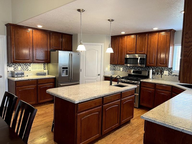 6 BR, 4.5 Bath, 2 Kitchen - Spacious & Clean