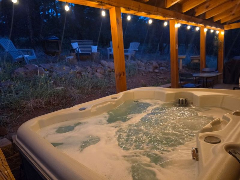 Forest Lodge - FREE Hot Tub *Central Flagstaff*
