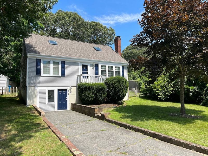 Expansive & Renovated Teaticket Cape