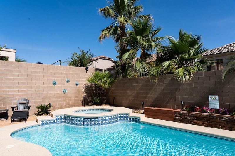SUPER Clean Vegas area with HEATed salt pool &*EV*