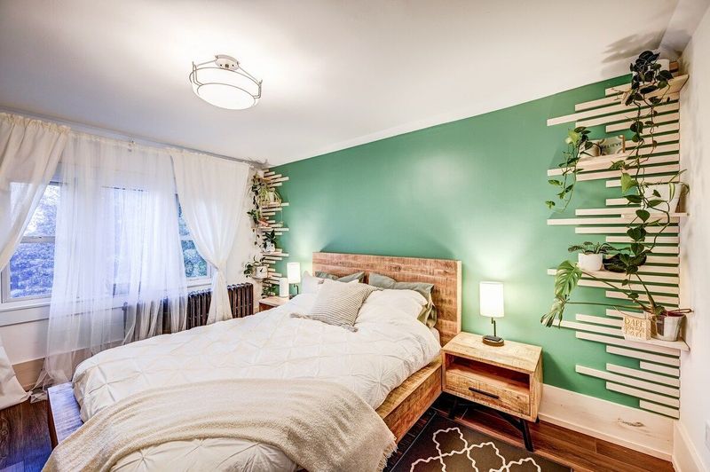 Enjoy a good night’s rest in the master bedroom which includes a medium-firm queen mattress and high quality linens and duvet. 