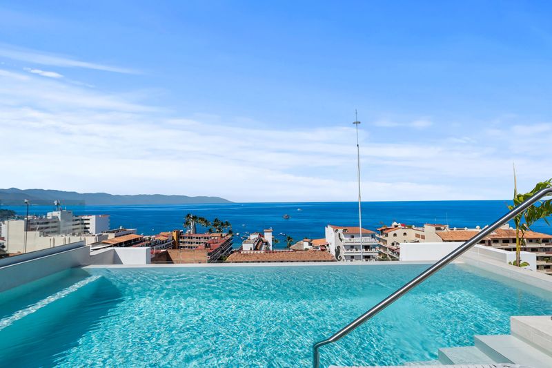 ARTEE 401:  Rooftop Pool • 2 Min to Beach • Romantic Zone