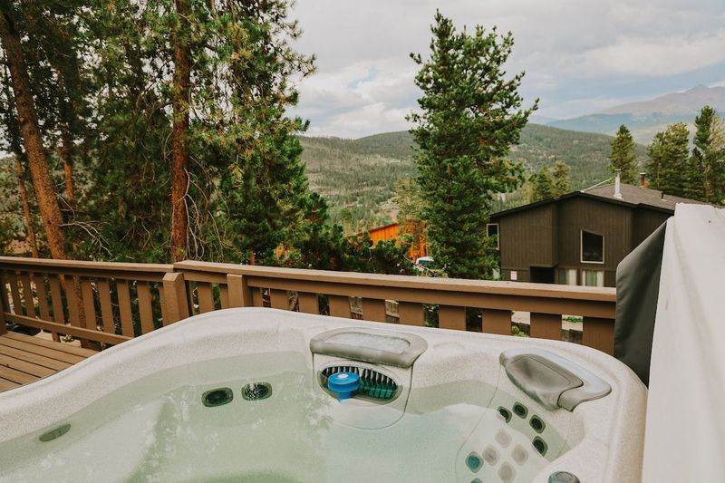 Breck Chalet on Peak 7 with Hot Tub, Mountain Views, Pet Friendly, 7-mins from Breckenridge Ski Resort