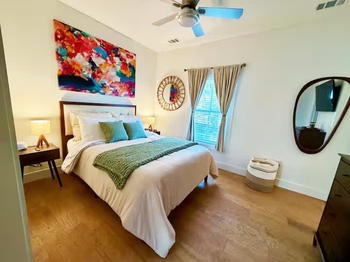 Charming Carriage House in Walkable Savannah