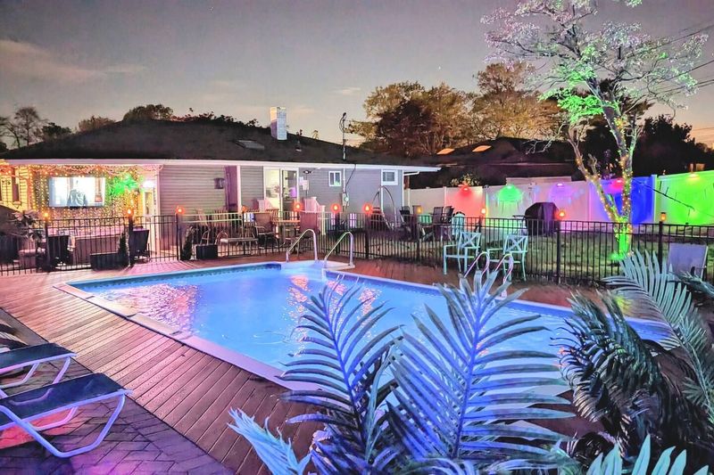 *HEATED* POOL IS OPEN! (*fee for heat)

A Tropical Oasis that truly comes to life at night. You'll be amazed by the light show!