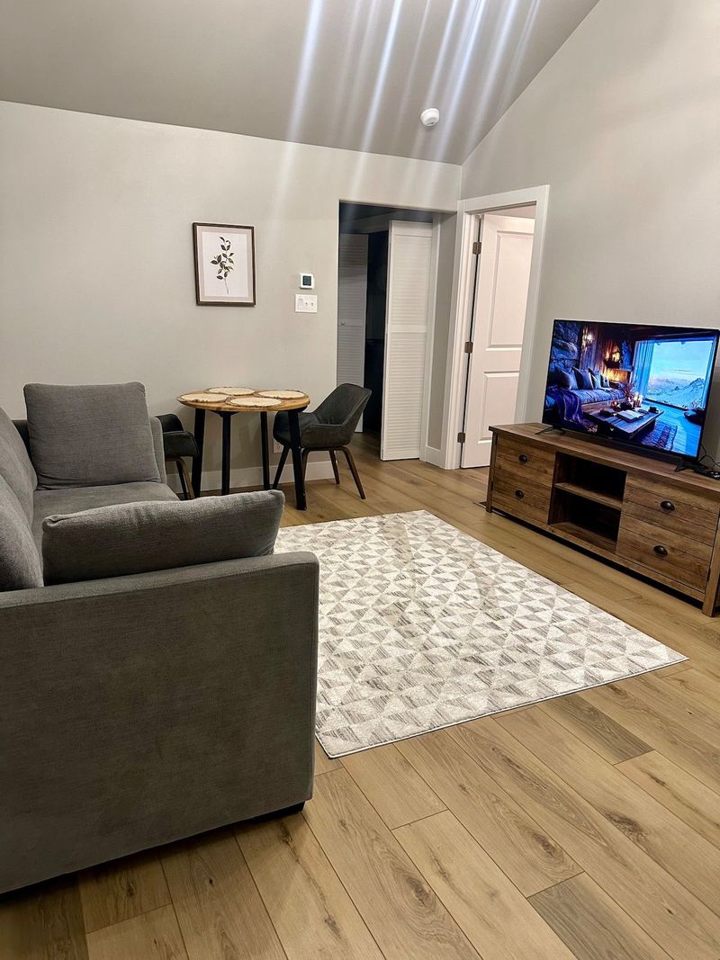 Comfortable Modern Suite, Hot Tub, Sleeps 4