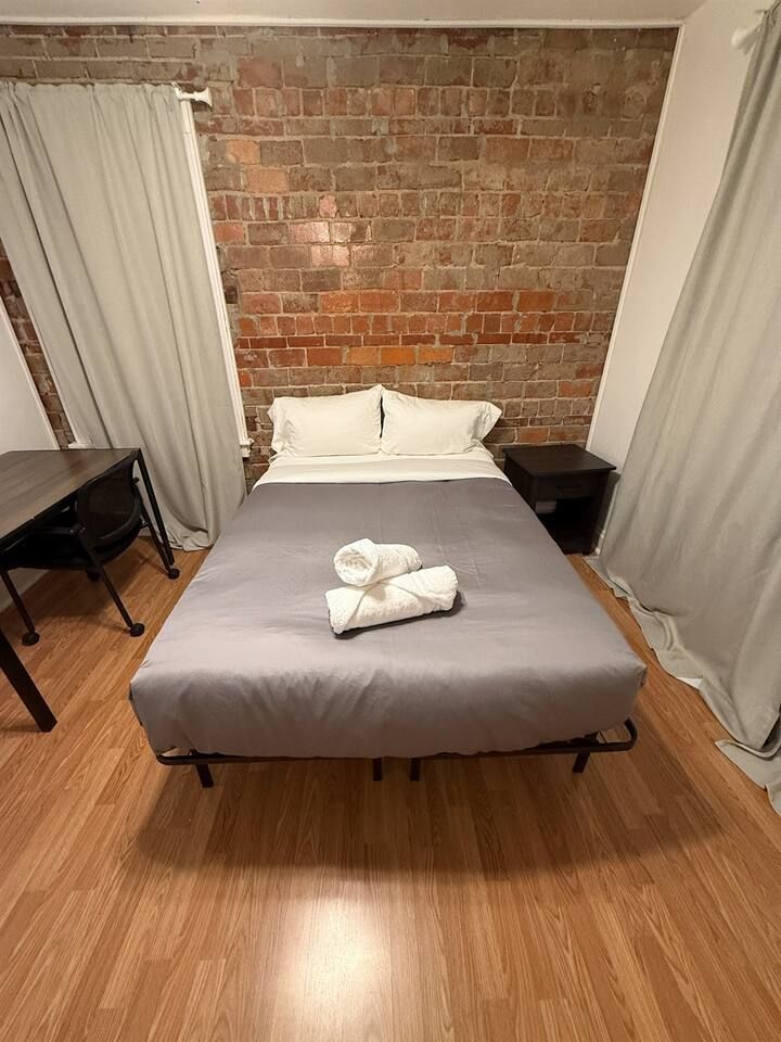 Delmar Loop 2BR • Work & Study Apt near WashU
