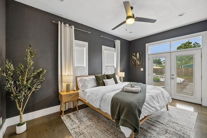Near Downtown |  Glam Room + Parking + Backyard