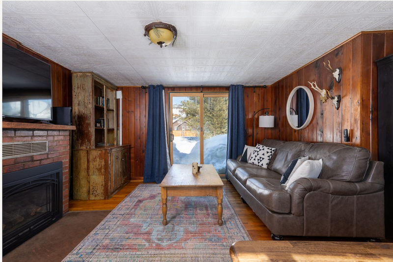 Small Rustic Cabin - Sleeps 2 Comfortably.