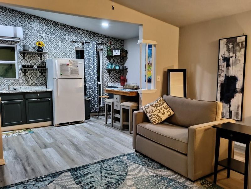 1 bedrm yellow bungalow near Kemah, &18 miles-Galv