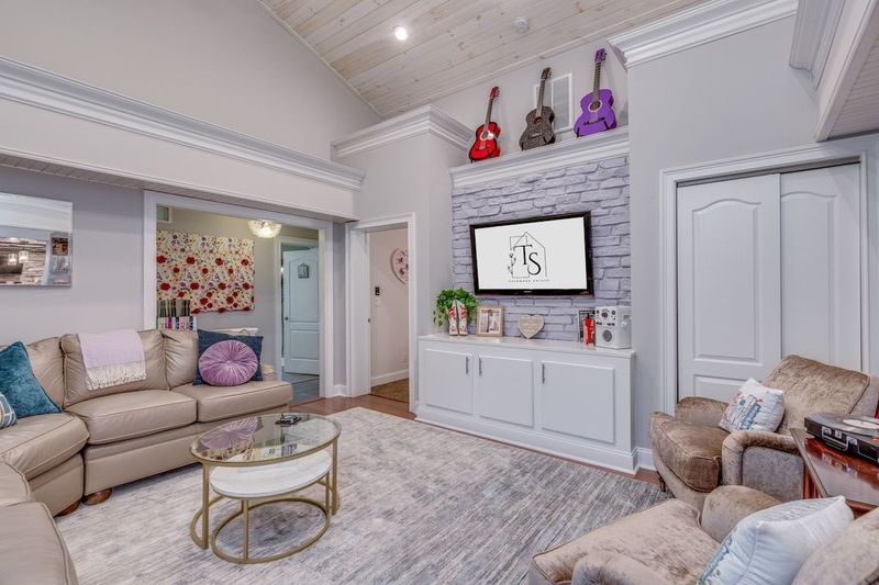 Swift Suite - Taylor-Swift Inspired - Close to AC!