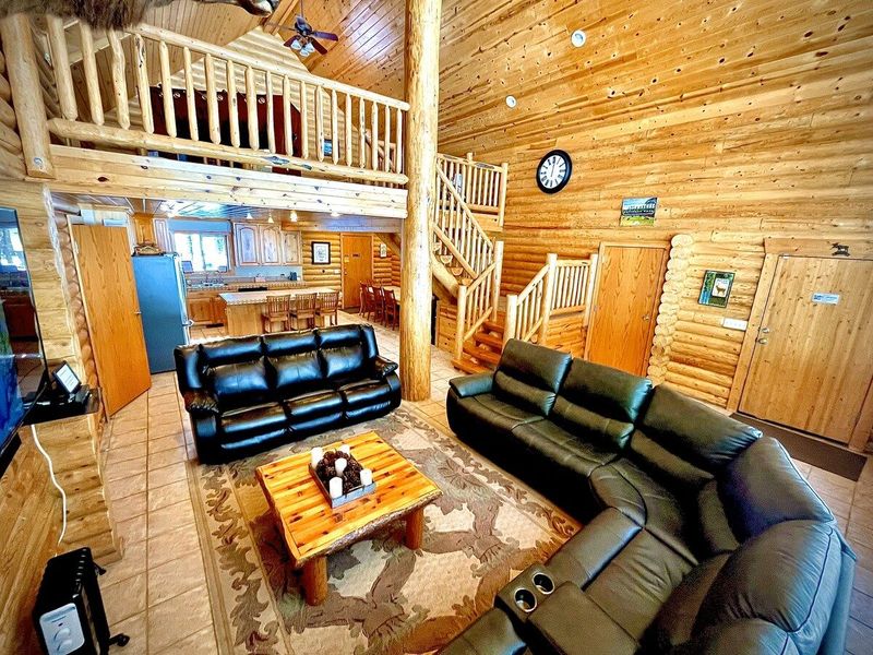 2500ft2 | 100Mbp | HotTub | 2 Car Garage | Firepit