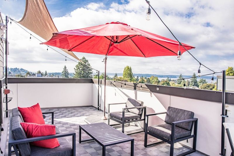 Cheerful Townhome w/ Rooftop Views