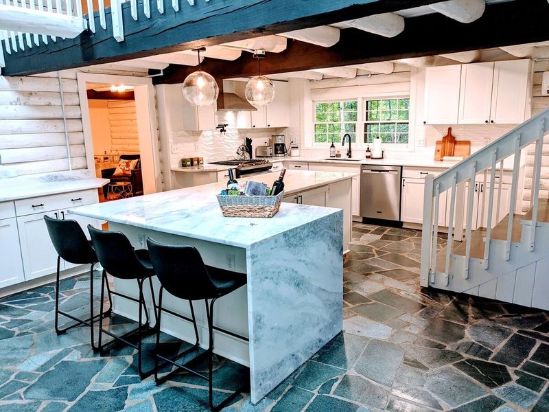 Gorgeous Cabin on 12 acres, Wine/Breweries/Hiking