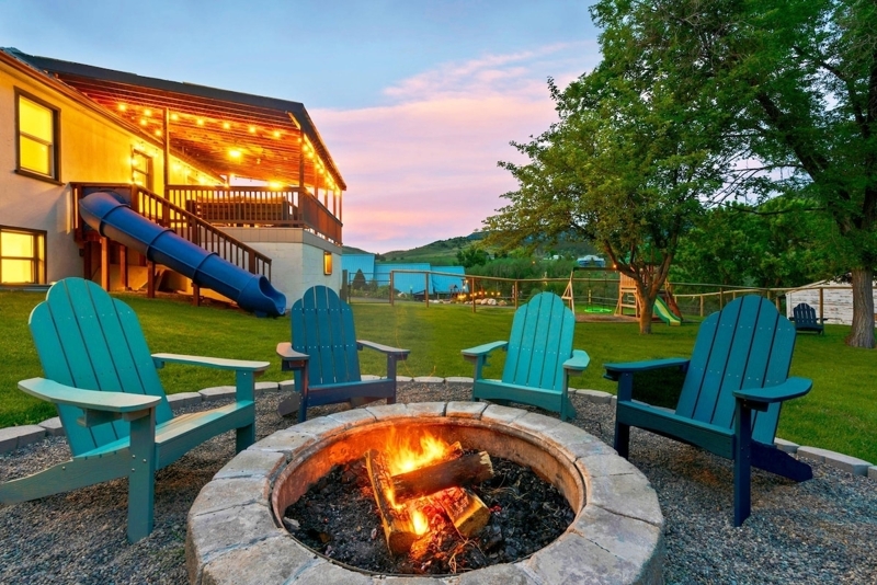 Sleep 20 Downtown - Views, Big Yard, Slide, Games!