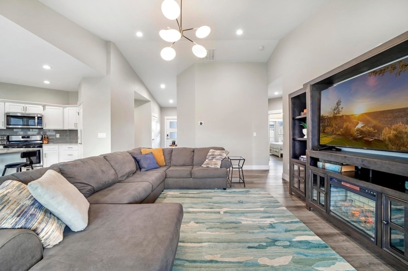 3 min to canyon, king bed, game garage, fire pit