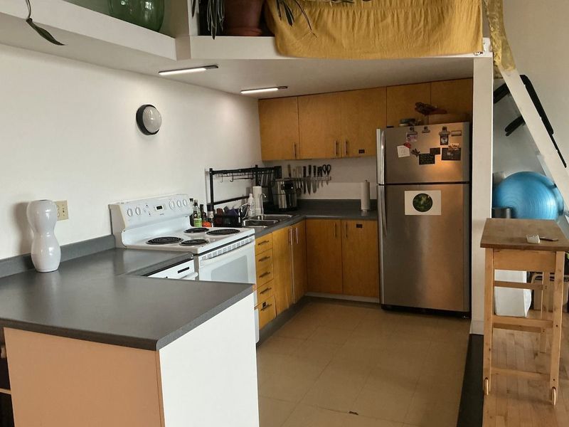 Ample post/pans, knives, glassware.